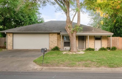 Round Rock House | Ideal Austin Retreat for Large Families with Kitchen & Breakfast