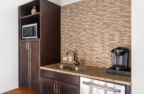 Waller Creek District Apartment | Explore Austin: Inviting Studio Apartment with Pool Access