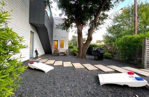 East Cesar Chavez House | Discover Austin Clubhouse: Walk to Rainey Street & Pet Friendly