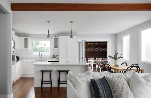 The Junction House | Discover Austin Cottage: Family and Pet-Friendly Escape