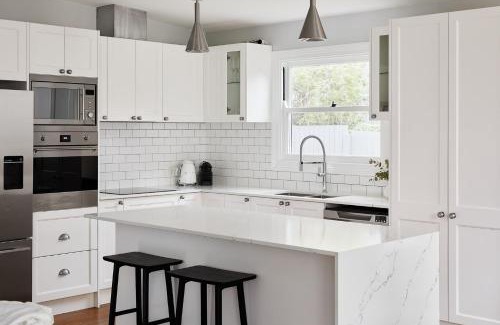 The Junction House | Discover Austin Cottage: Family and Pet-Friendly Escape