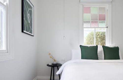 The Junction House | Discover Austin Cottage: Family and Pet-Friendly Escape