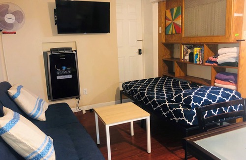 Queens Apartment | Convenient Austin Cove with Kitchen near Subway Access