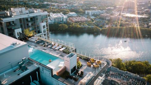 Rainey Street Historic District House | Discover Austin Downtowner: Rooftop Pool & Pet-Friendly Stay