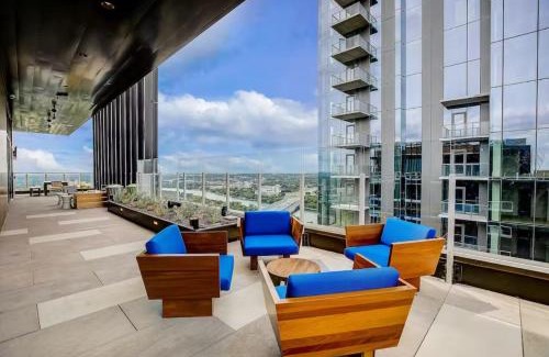 Rainey Street Historic District House | Discover Austin Downtowner: Rooftop Pool & Pet-Friendly Stay