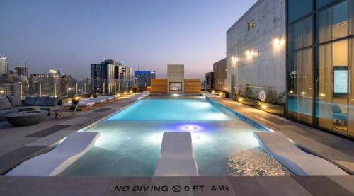 Rainey Street Historic District House | Discover Austin Downtowner: Rooftop Pool & Pet-Friendly Stay