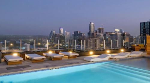 Rainey Street Historic District House | Discover Austin Downtowner: Rooftop Pool & Pet-Friendly Stay