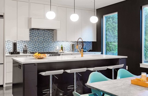 Holly House | Stylish ATX Mansion Steps from 6th Street & Pet Friendly