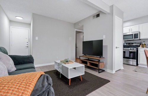 Pemberton Heights Apartment | Austin Elegance Mins to UT, Downtown & Attractions - King Bed, Balcony,