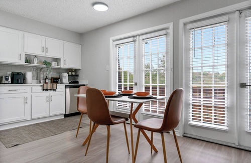 Pemberton Heights Apartment | Austin Elegance Mins to UT, Downtown & Attractions - King Bed, Balcony,