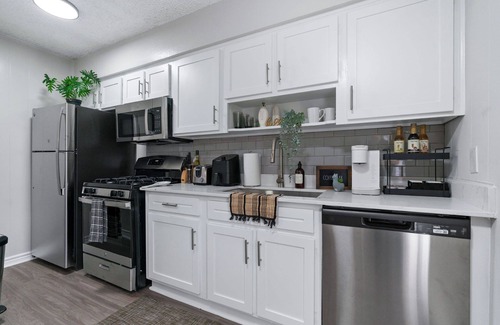 Pemberton Heights Apartment | Austin Elegance Mins to UT, Downtown & Attractions - King Bed, Balcony,
