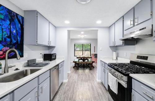 Buckingham Ridge House | Austin Escape Pets Office Games Yard Bbq