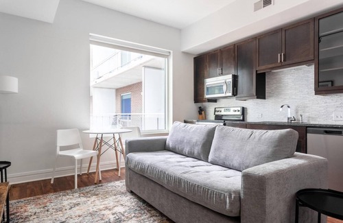 Waller Creek District Apartment | Explore Austin: Grand Studio Apartment with Pool & Breakfast
