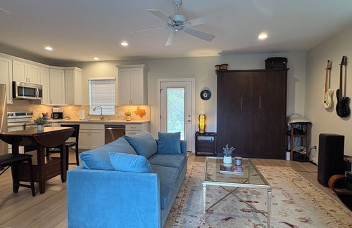 West Oak Hill Apartment | Austin Groove Studio - Private Casita with a Music Vibe