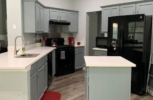 East Riverside - Oltorf House | Family-Friendly Austin Home with Lake Views & Pet Access
