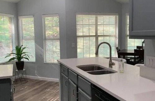East Riverside - Oltorf House | Family-Friendly Austin Home with Lake Views & Pet Access