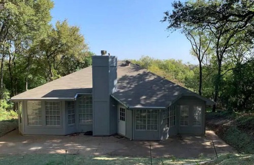 East Riverside - Oltorf House | Family-Friendly Austin Home with Lake Views & Pet Access