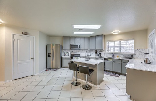 Hillcrest House | Modern Austin Home with Deck, 9 Mi to Zilker Park!