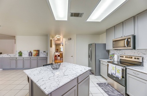Hillcrest House | Modern Austin Home with Deck, 9 Mi to Zilker Park!