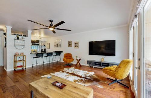 Riverside Apartment | Austin Lakeside Getaway