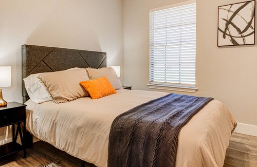McKinney House | Austin Modern Chic Escape - 10 Mins to Downtown & Airport