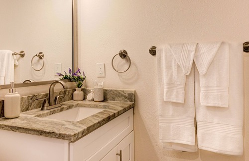 McKinney House | Austin Modern Chic Escape - 10 Mins to Downtown & Airport