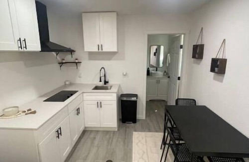 East Congress Condo | Discover the Austin Oasis: Ideal for Families and Fun