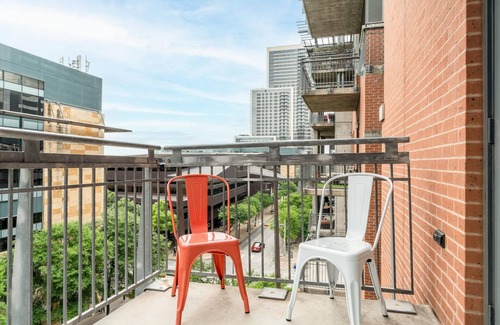 Second Street District Apartment | Pet-Friendly Austin Prime 1BD Apartment with Pool Access