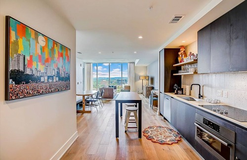 Rainey Street Historic District Condo | Scenic Austin Condo with Lake Views, Two Balconies & Pool