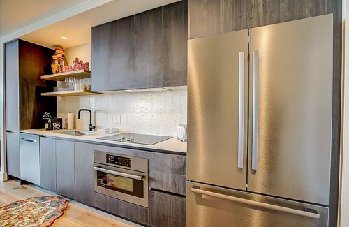 Rainey Street Historic District Condo | Scenic Austin Condo with Lake Views, Two Balconies & Pool