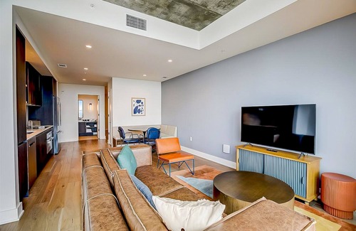Rainey Street Historic District Condo | Lake View Condo with Pool, Gym & Private Balcony