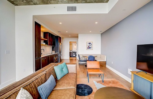 Rainey Street Historic District Condo | Lake View Condo with Pool, Gym & Private Balcony