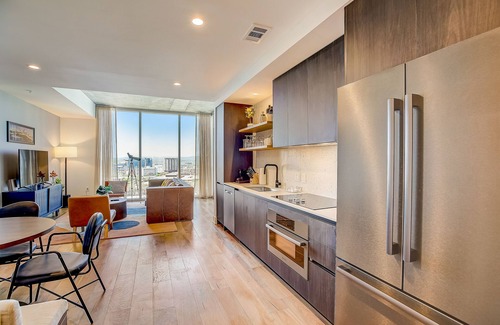Rainey Street Historic District Condo | Rainey Street Retreat with River-View Balcony & Rooftop Pool