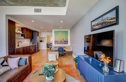 Rainey Street Historic District Condo | Rainey Street Retreat with River-View Balcony & Rooftop Pool