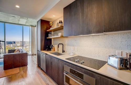 Rainey Street Historic District Condo | Rainey Street Retreat with River-View Balcony & Rooftop Pool
