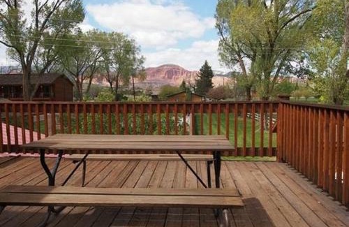 Torrey Hotel | Relax at Austin's Chuckwagon Motel with Pool & Ocean Views