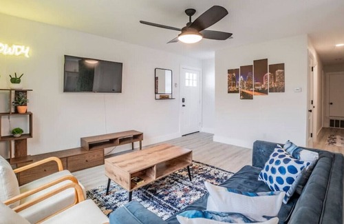 Franklin Park House | Cozy Getaway at Austin's Cowboy Retreat with Pet-Friendly Perks