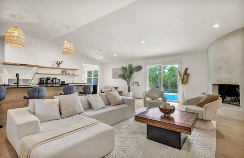 West Oak Hill House | Discover Austin Sanctuary: Modern Retreat by Zilker Park