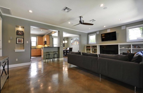 Holly House | AustinPoolHouse Downtown - Industrial Chic + Pool, Game Room. Walk to food & BBQ