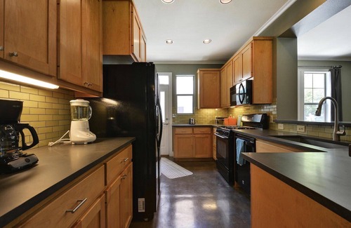 Holly House | AustinPoolHouse Downtown - Industrial Chic + Pool, Game Room. Walk to food & BBQ