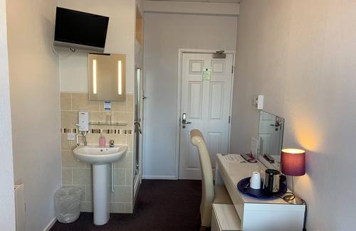 Riverside House | Cozy Austins Self Service Guest House with Breakfast & Kitchen