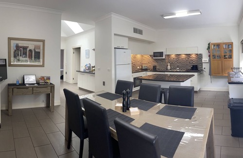 Dennington House | Guest Rated: Austral Place 88 with Family-Friendly Amenities