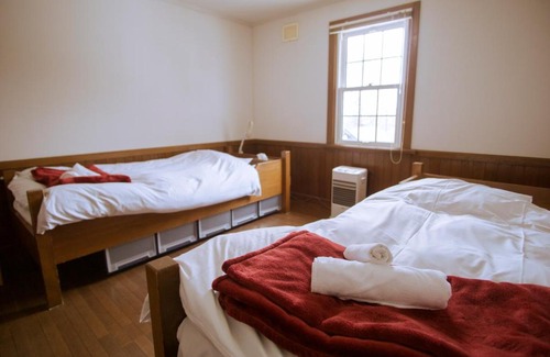 Hirafu House | Budget-Friendly Australia House with Breakfast & Kitchen
