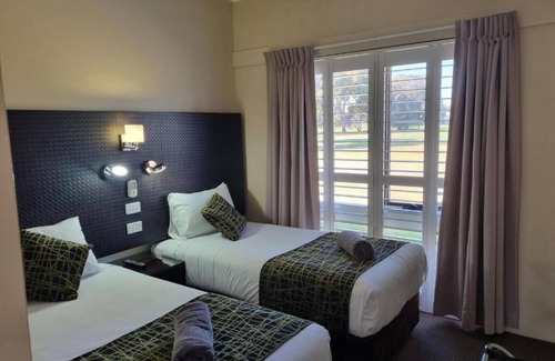 Gumly Gumly Hotel | Welcoming Australian Homestead: Family-Friendly Amenities