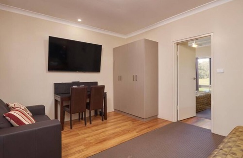 Gumly Gumly Hotel | Welcoming Australian Homestead: Family-Friendly Amenities