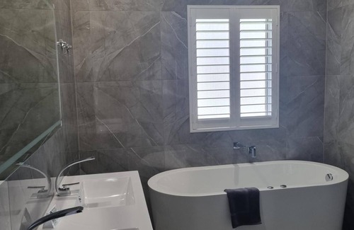Gumly Gumly Hotel | Welcoming Australian Homestead: Family-Friendly Amenities