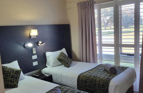 Gumly Gumly Hotel | Welcoming Australian Homestead: Family-Friendly Amenities