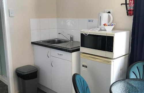 Winton Hotel | Pet-Friendly Australian Hotel Winton Cabins with Breakfast