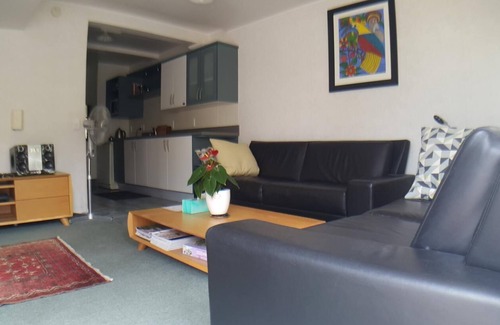 Paihia Hotel | Austria Motel: Family-Friendly Stays with Breakfast Included