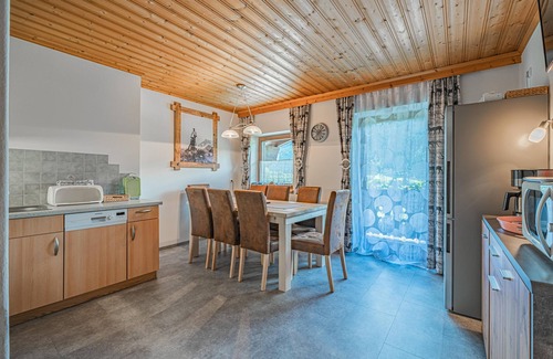 Stuhlfelden Apartment | Central Austrian Holiday Home with Breakfast & Family Amenities